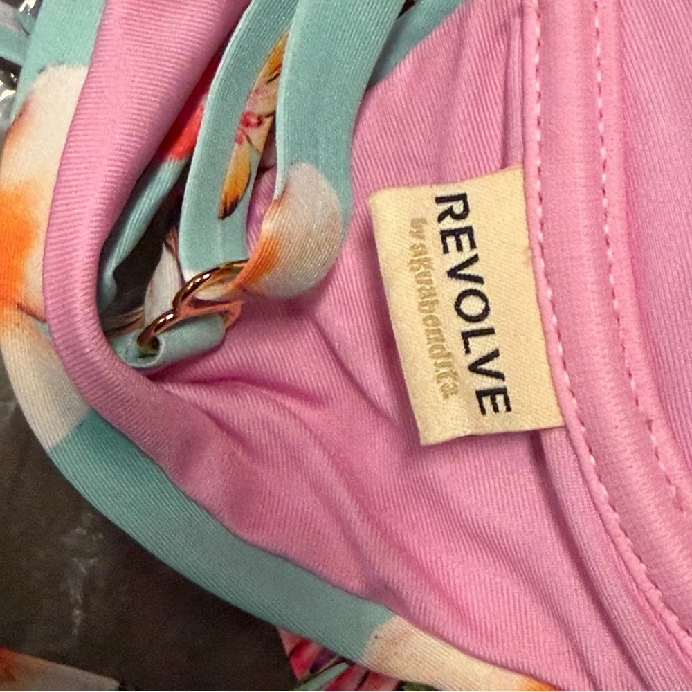 REVOLVE agua bendita